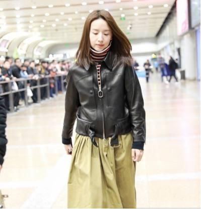 38岁的董洁现身机场,皮衣搭配百褶裙,化身20岁