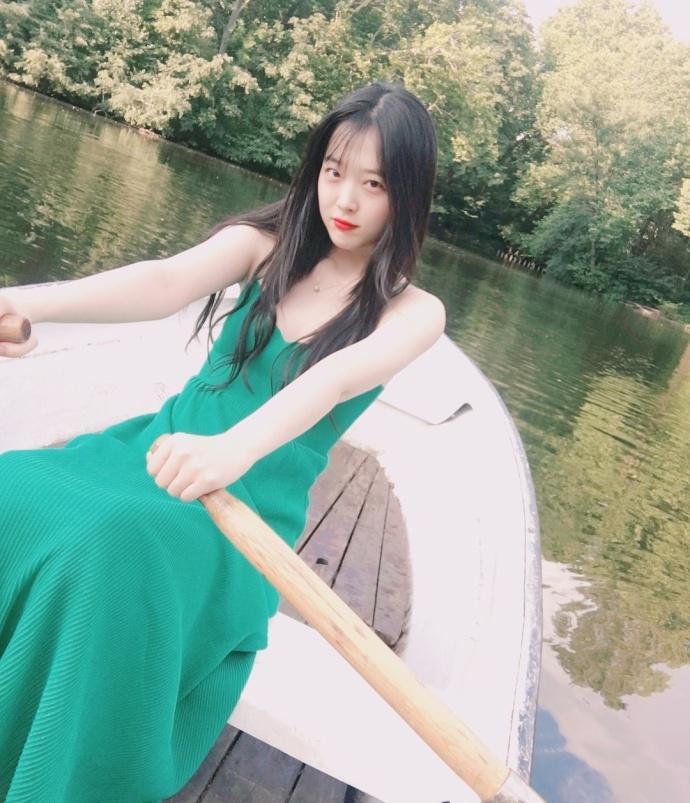 路人街拍，雪莉穿吊带连衣裙出游少女感爆棚 ????