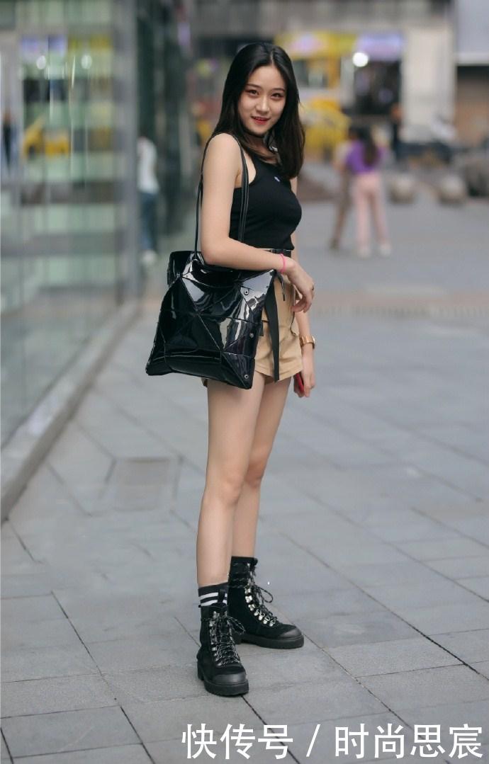 街拍: 红唇美女上演性感诱惑, 无袖上衣撩人心扉！