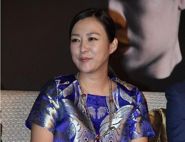 # 滤镜#大象腿有150斤，郝蕾造型崩塌？蓝裙竟配红丝袜！无滤镜现双下巴