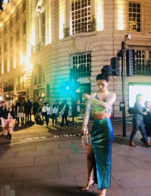 张予曦近照帅到犯规！露脐衫出镜大秀腹肌！网友：确定有86斤？