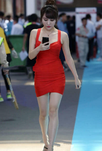 妖娆小少妇穿大 红包臀裙裹出浑圆紧俏臀线，走起路来扭成S形