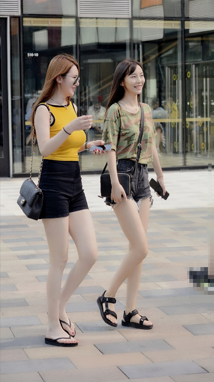 北京街拍：好闺蜜逛街购物这样穿衣搭配凉爽舒适又吸睛
