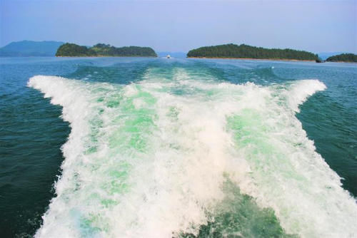 中国最大的人工湖，有数千座岛屿，为了修筑它付出了很多