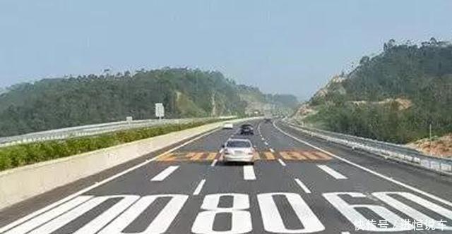 怎么样开车在车道中间 t01b18b66a6182801f7.jpg