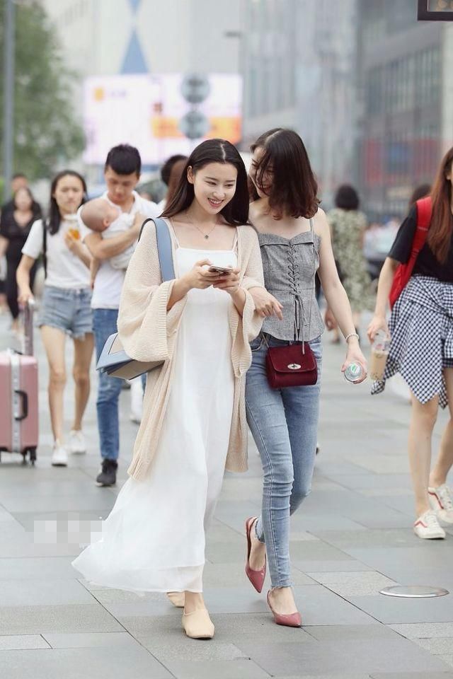 白色连衣裙不显瘦，但为什么那么被时尚女人们青睐呢？