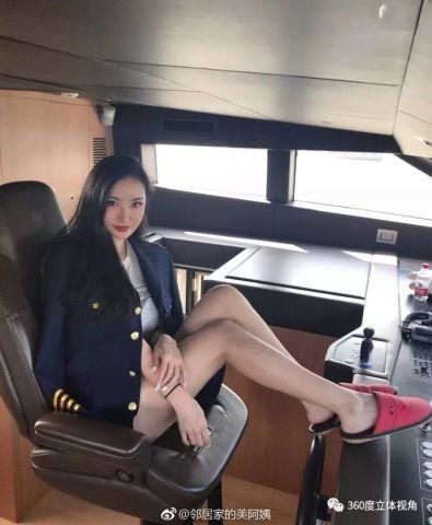 三个嫩模小姐姐排排站,齐刷刷的“筷子腿”即视感!