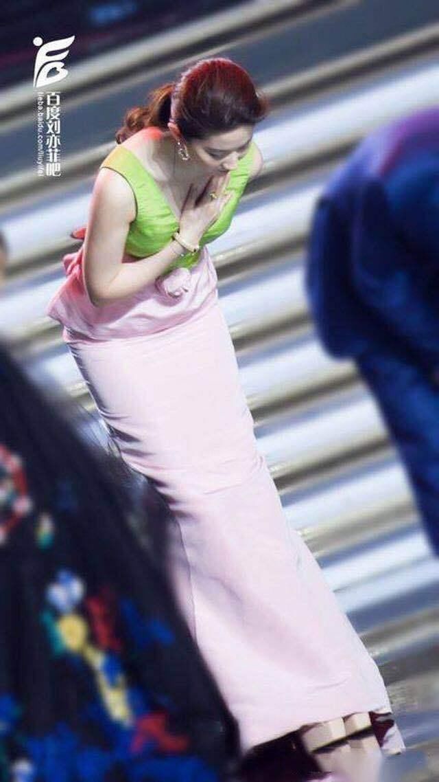 刘亦菲真会穿，选对了裙子秒变180，网友:看上去像一只蟠桃