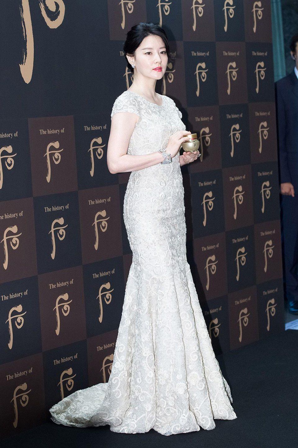 李英爱这个韩国第一美女当之无愧!老了气质不减还有韵味，服气!