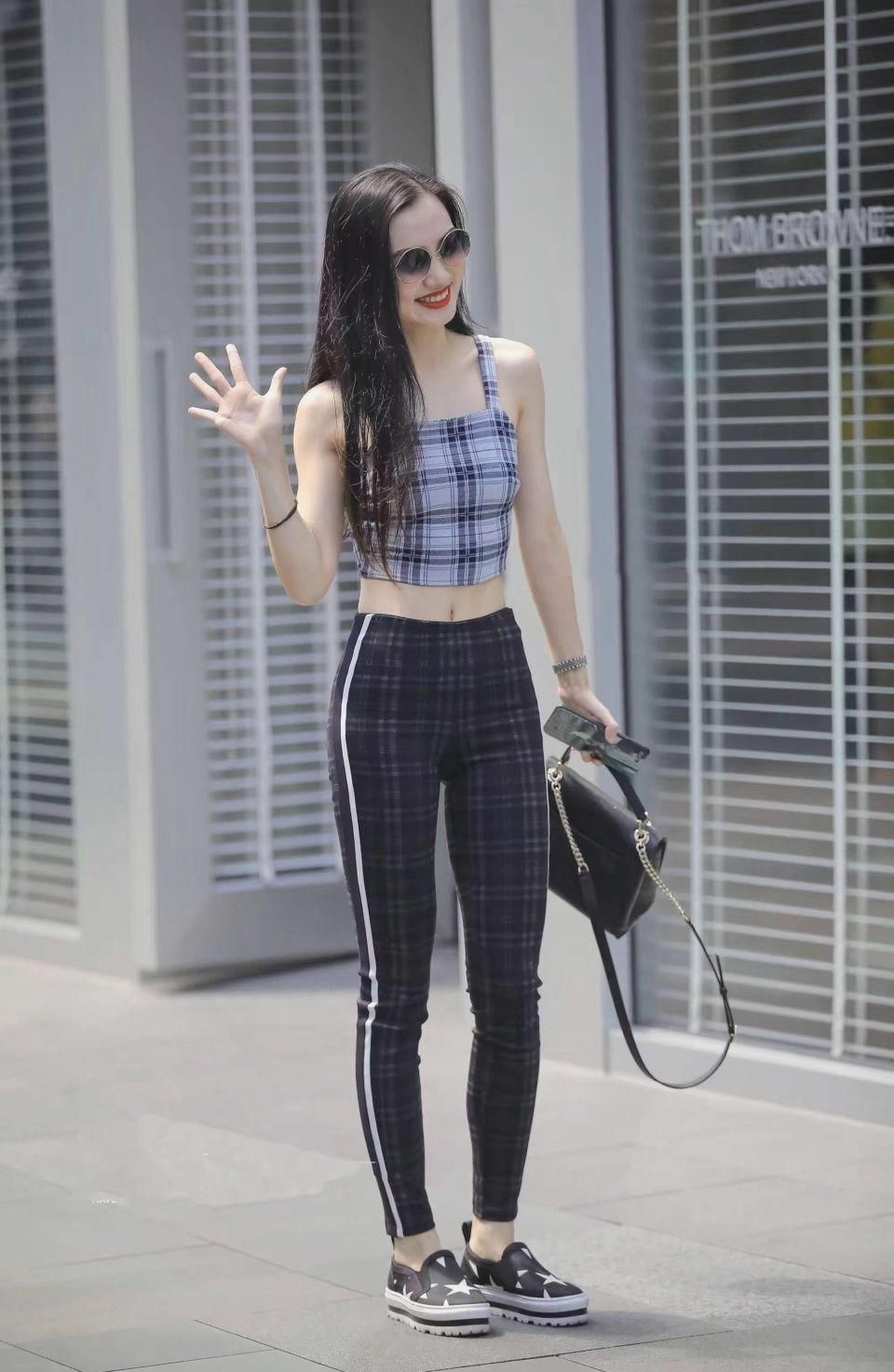 国内街拍 紧身裤美女时髦显瘦 增添女人活力 图4背影就知道是美女