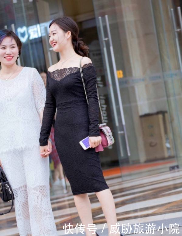 路人街拍身材惹火的城市丽人,优雅的打扮美得很自然