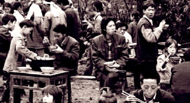 80年代老照片，图2农村办白事的大锅饭，图5简陋的售票窗口！