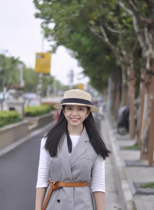  博主■女神博主春季日常职场造型，西装背心配半身裙气场全开，魅力十足