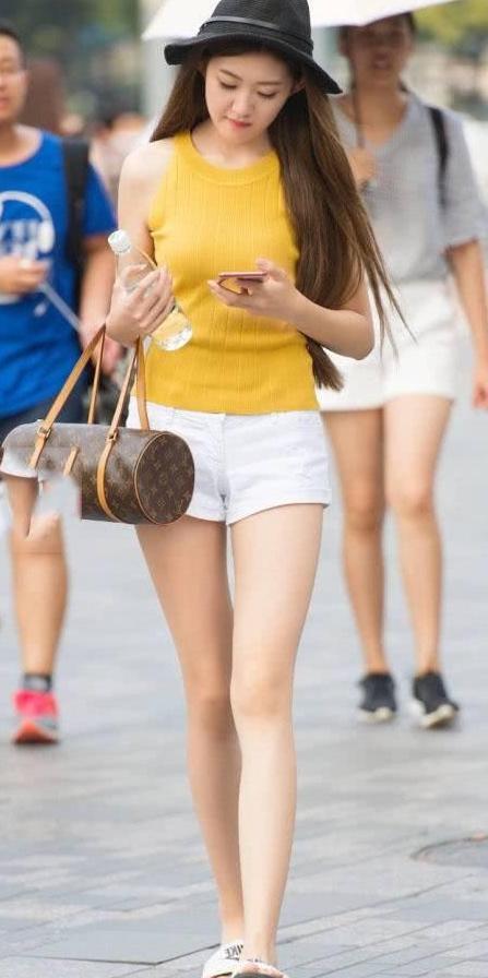 街拍：小姐姐穿白色热裤曼妙身姿值得一看，非常随意休闲的打扮