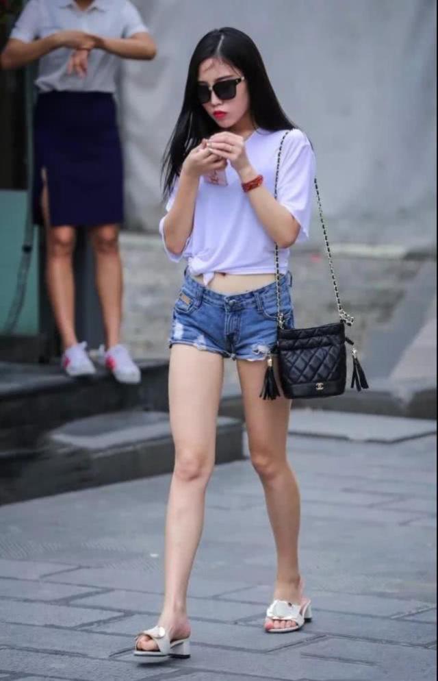  展现■街拍：清爽大方的牛仔裤搭配，尽显你的玲珑曲线，完美的腿型也展现无疑