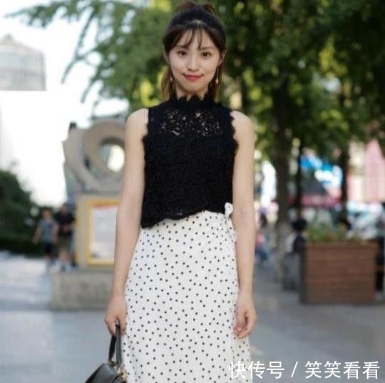 『 开叉』一件黑色短袖搭白色开叉裙，时尚有韵味，街拍：长发披肩的小美女