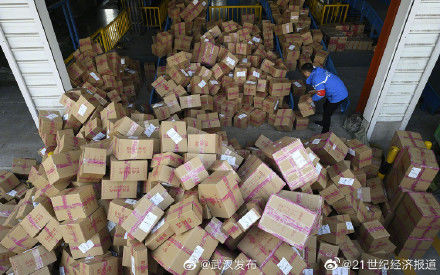 #服务费#人社部称四季度快递处理员短缺明显 ，部分快递加收春节