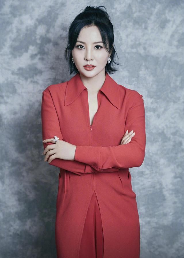  连体：陶红真敢穿，性感的红唇搭配上率性飒气的连体裤，真是太惊艳了！