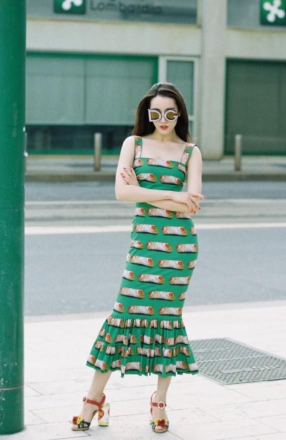 热巴真不愧为“吃货”，身上带那么多煎饼卷，脚下还踩个易拉罐！