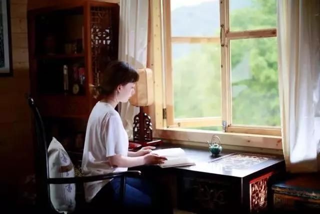  老桥@52岁的他为健康养老，跑大山里盖木屋，过上让人艳羡的生活