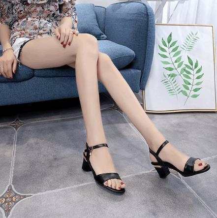 有一种鞋子, 叫“女神高跟鞋”, 女人出街必备, 尽显修长的身材!