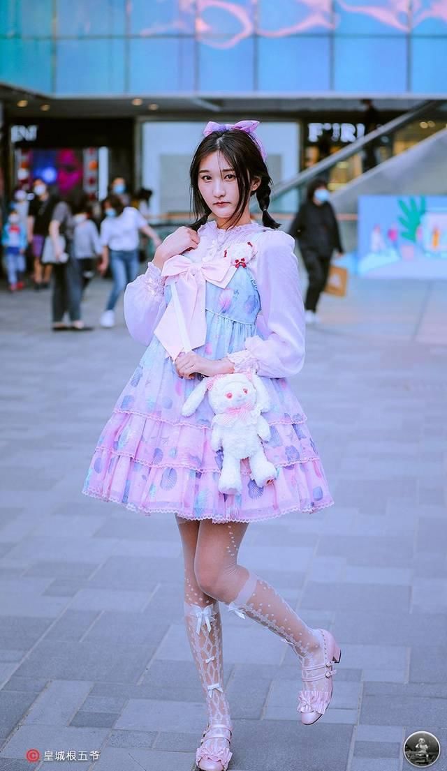  『更多』街拍：选择一些适合自己的衣服进行打扮，这样可以为自己增添自信