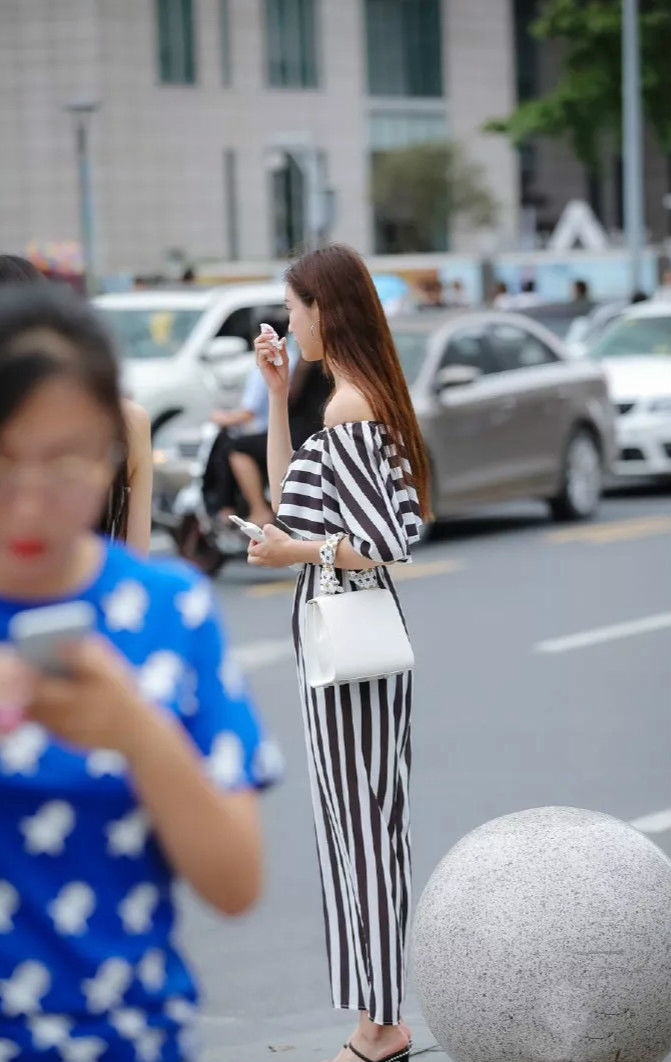 美女街拍:两位颜值高身材好的小姐姐，你喜欢哪位?