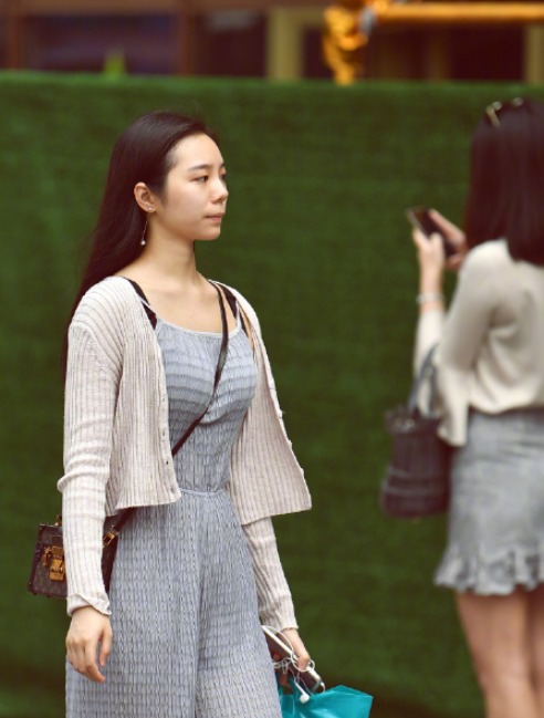 街拍：小姐姐背心搭配紧身裤不仅帅气还很女人味，气场十足