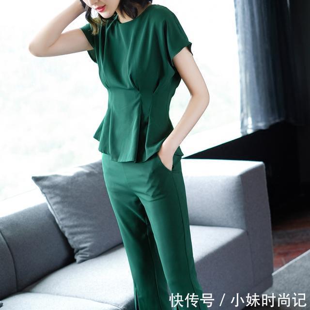  【女性】身为职场女性，在衣品上穿法要带点灵动性，比如穿套装就很精神