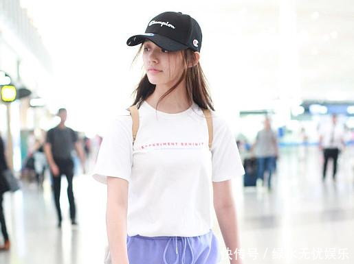 林允太拼了！这么短的超短裤还在往上卷边，网友大腿内侧都露了