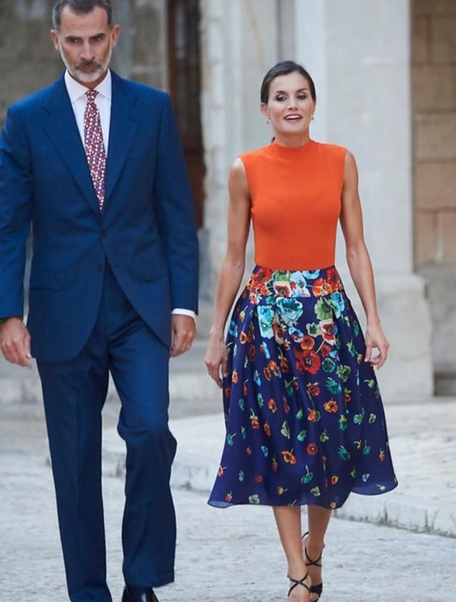 莱蒂齐亚陪婆婆参加晚宴，橙色背心配碎花裙，比凯特王妃更有活力