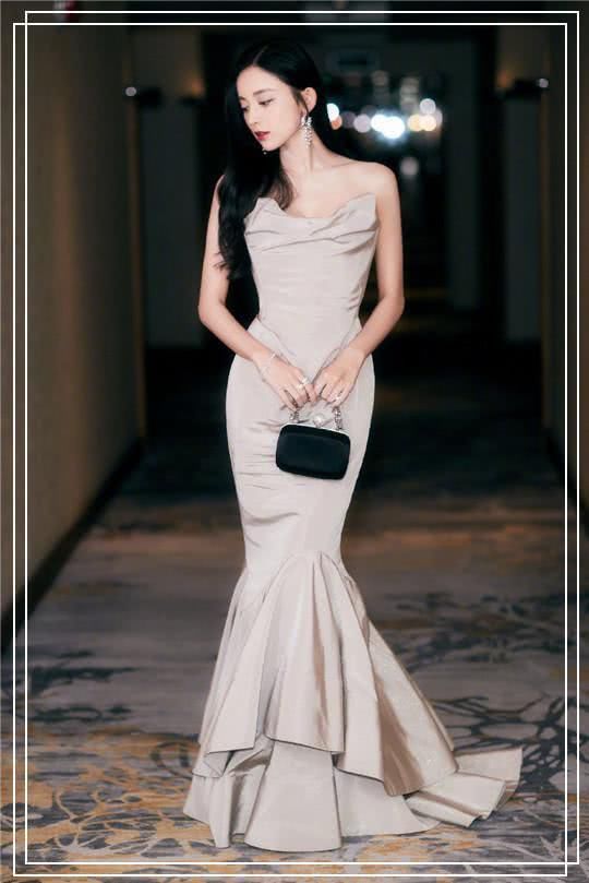 V领连衣裙露出了古力娜扎的事业线，瞬间美成仙女