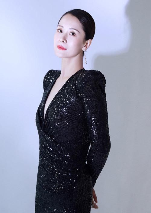  #女人#海青实力装嫩，牛仔外套内搭连衣裙女人味十足，优雅少女非常减龄