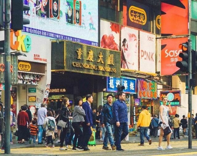 香港最低价格的租房，就算100块也没女孩敢住？答案就在门前