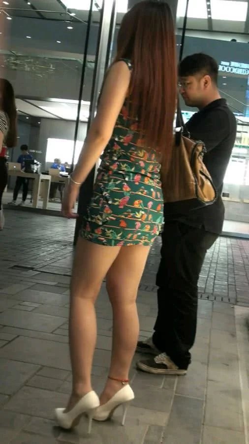 韩国姐姐一条红色紧身包臀裙还是低领的设计，很好的把身材展现出