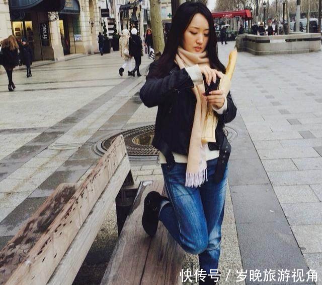 47岁杨钰莹晒巴黎街头照，打扮比小姑娘漂亮，脚上的靴子真心好看