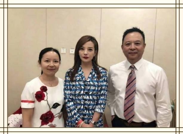 被瘦下来的赵薇惊艳到了！小脸细腰气质炸裂，说她今年42岁你信吗