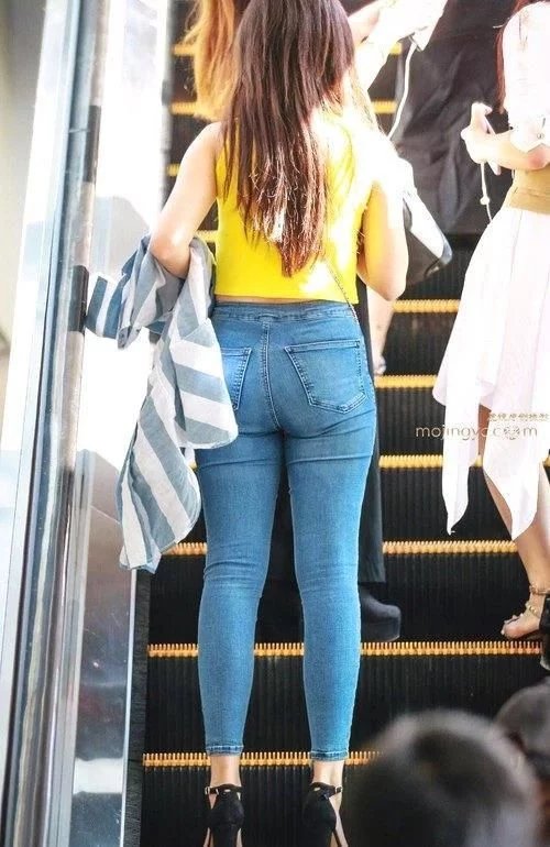 街拍：美女展示自己的曼妙，牛仔裤装点着女神的娇俏