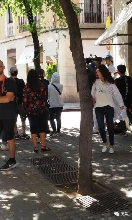 景甜凸出的小肚子衣服都遮不住，体型快和蒋欣一样了