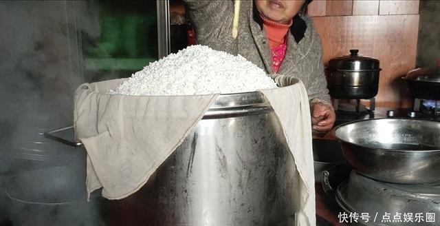  「糍粑」现在过年打糍粑都现代化了，做出来居然比手工做的还好吃