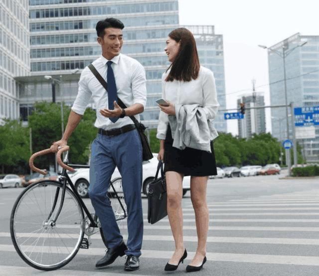 迪拜土豪带女儿来我国旅游，来到街道上满脸疑问：他们好奇怪啊！