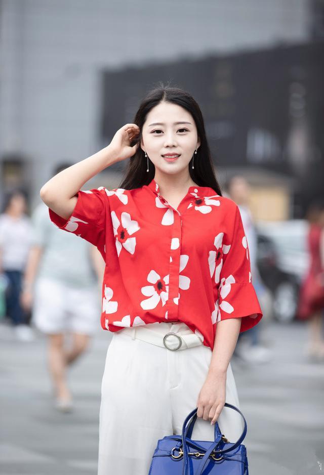 街拍：小姐姐优雅大方袅袅娜娜，真是绝世佳人！