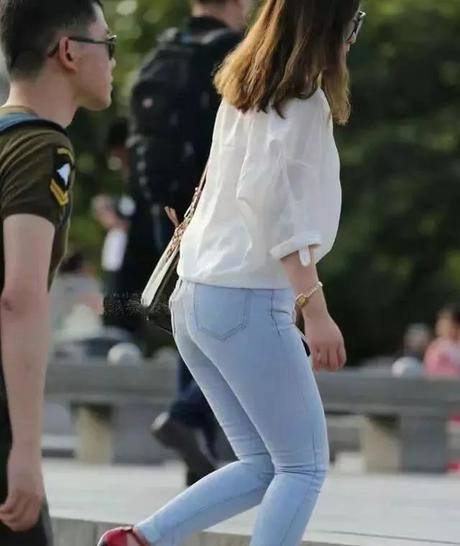 微胖妹子穿浅色打底裤，是不是有点抢镜