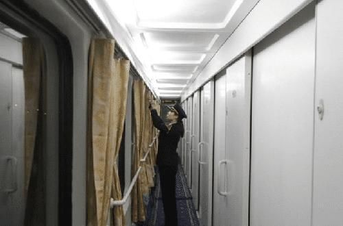  [窗帘]为什么晚上坐火车，乘务员会强行拉上窗帘？理由很简单