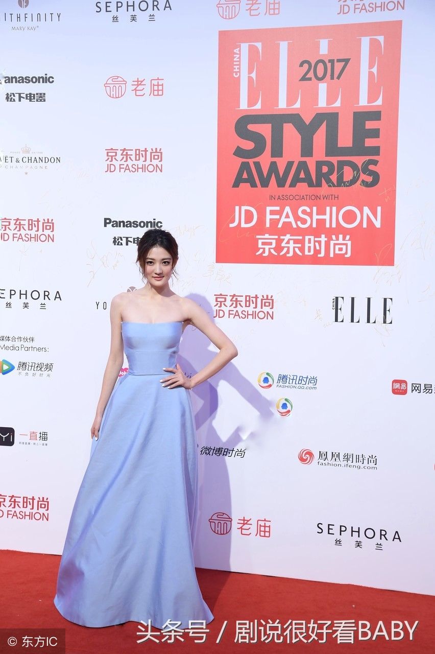 徐璐浅蓝色连衣裙尽显小清新气质，小露香肩，轻熟风魅力十足