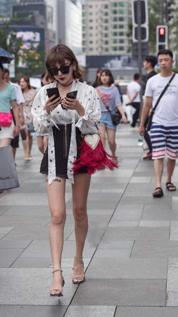 穿裹胸开叉裙的美女，长腿时隐时现，她旁边的男人很幸运！