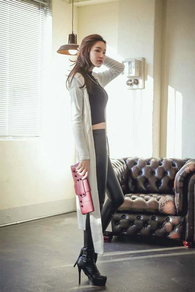 紧身皮裤美模尽显优雅女人味