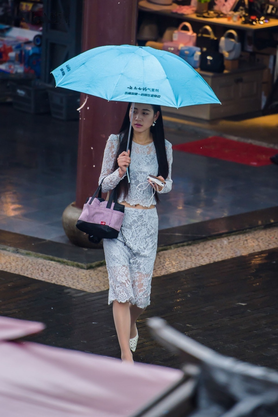 街拍：雨中撑伞的肉丝白高美女，蕾丝长裙尽显江南女子柔美