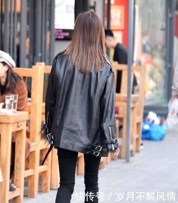 「 美女」一件条纹短袖配牛仔热裤，时尚魅力气质美，街拍：眉清目秀的美女