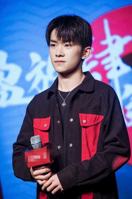 易烊千玺对发型要求高 称大学生活比较充实